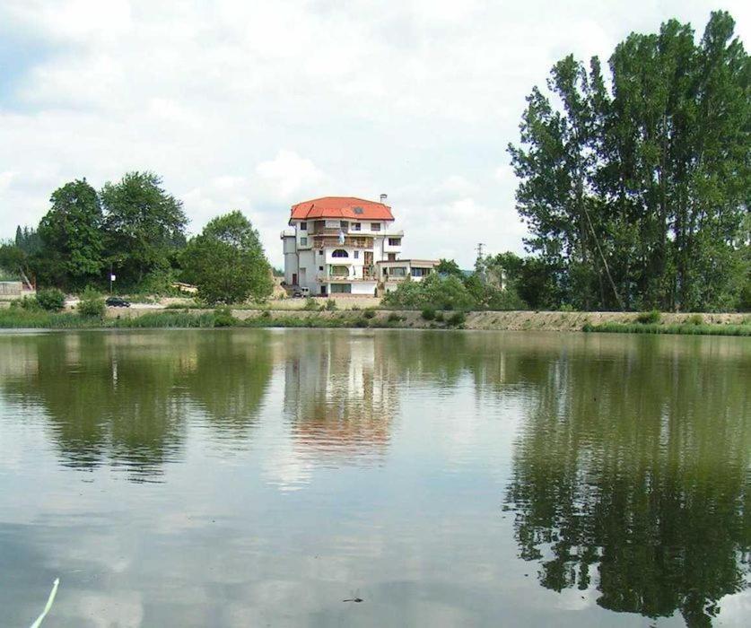 Семеен Хотел Кристал Smolyan Buitenkant foto