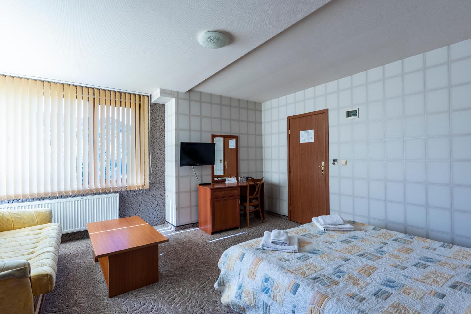 Семеен Хотел Кристал Smolyan Buitenkant foto